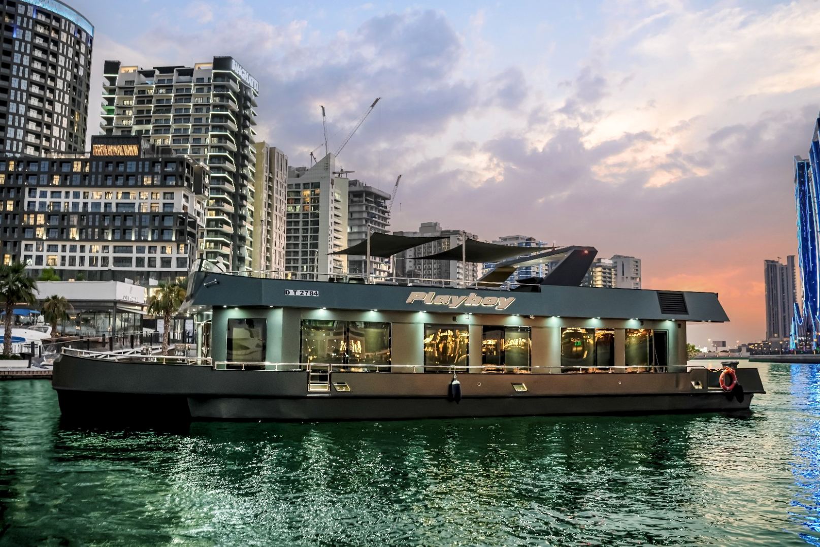 Play Boy Houseboat: view 10