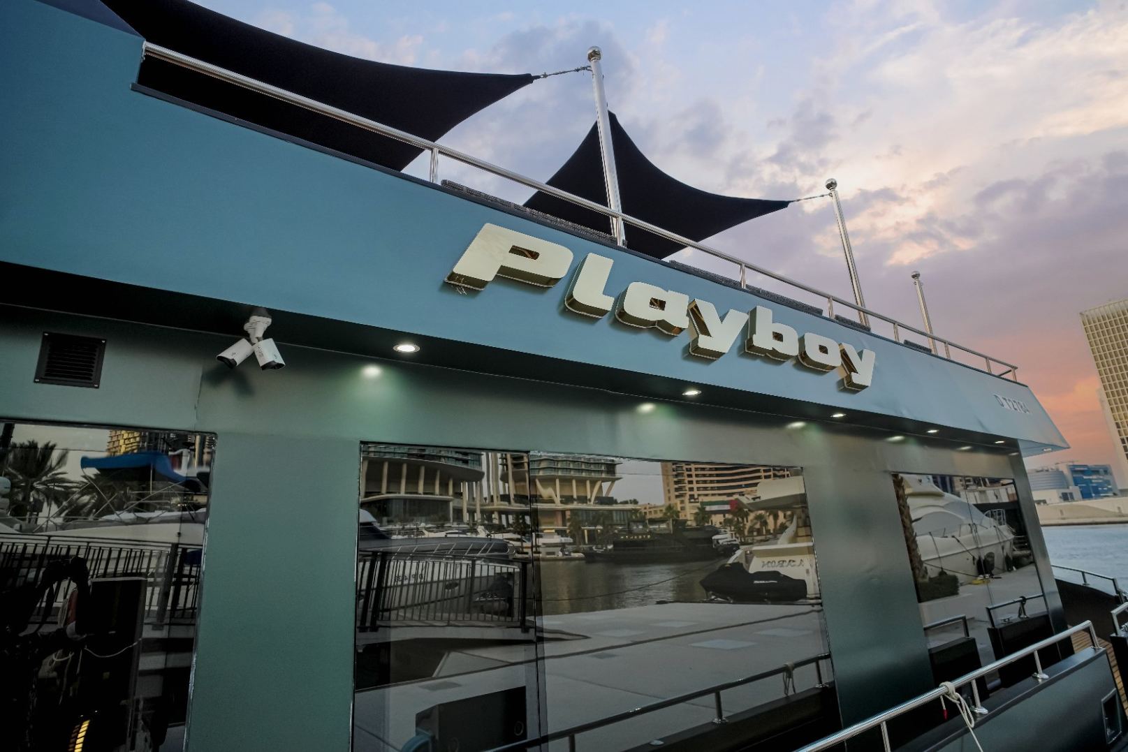 Play Boy Houseboat: view 9
