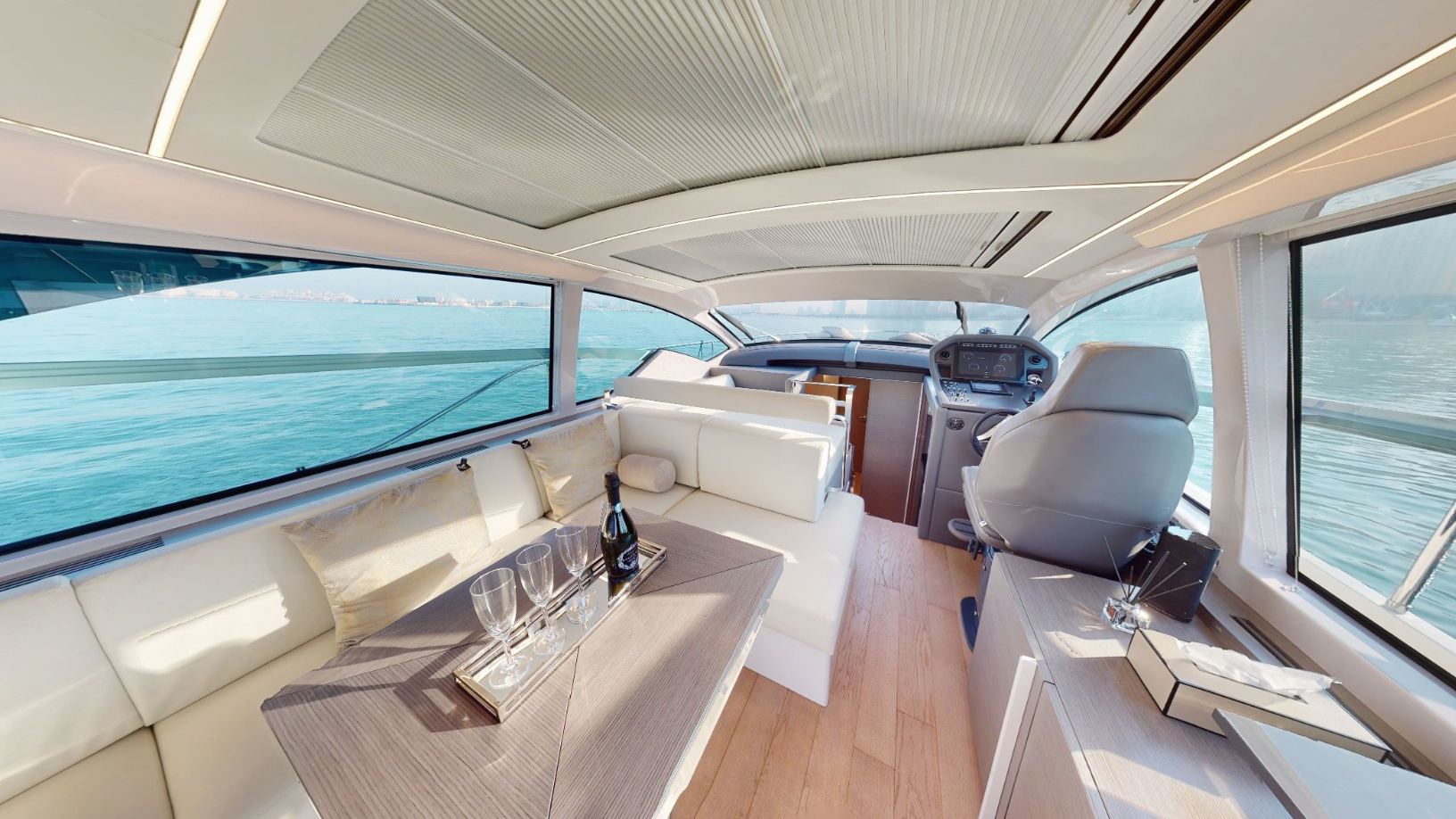 Pershing 5X Pearl White: view 3