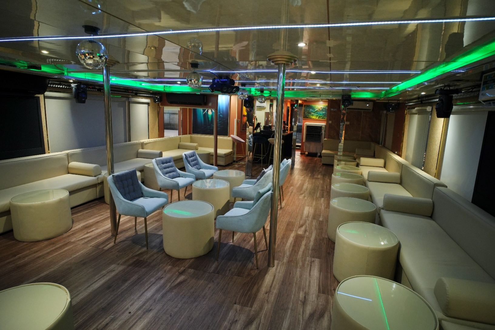 Play Boy Houseboat: view 8