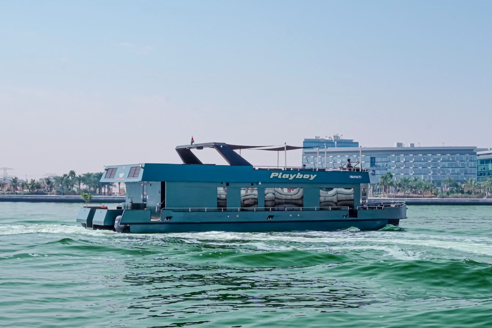 Play Boy Houseboat: view 4