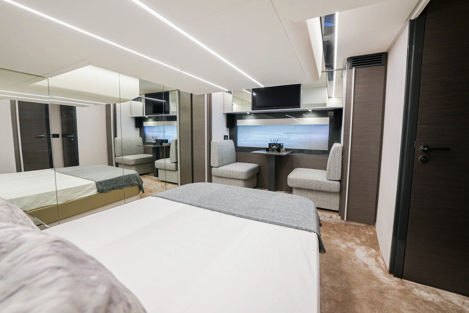 Pershing 5X Pearl White: view 8